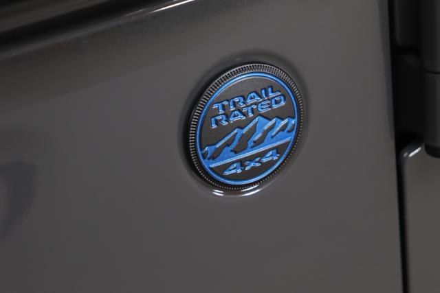 "2.0 4xe Rubicon Plug-In Hybrid 280 (380) 8-Stufen- Automatikgetriebe"PDN Sting Gray 1AL + 211 Leder schwarz "OZT+LMS Sicherheits-Paket 211+JPM Sitzbezüge in Leder² inklusive Sitzheizung vorn AAN Technologie-Paket AD6 LED Lightning Group mit LED-Hauptscheinwerfer, AHT/ ADH Lichtmaschine / Batterie mit erhöhter Kapazität (240 Ampere / 700 Ampere) AFB Dachhimmel mit zusätzlicher Geräuschdämmung LSB Alarmanlage CWA MOPAR® Allwetter-Fußmatten HT1 Freedom Hardtop XNY Integrierte Offroad-Kamera vorne RDG GLOBAL TELEMATICS BOX MODULE (TBM) AEN Dual Top in schwarz (Freedom® Hard Top in schwarz und Sunrider® Soft Top in schwarz) XC3 MOPAR® Haltegriffe Wrangler (Innenraum) RTR E Call SOS klic"