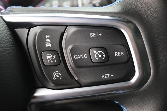 "2.0 4xe Rubicon Plug-In Hybrid 280 (380) 8-Stufen- Automatikgetriebe"PDN Sting Gray 1AL + 211 Leder schwarz "OZT+LMS Sicherheits-Paket 211+JPM Sitzbezüge in Leder² inklusive Sitzheizung vorn AAN Technologie-Paket AD6 LED Lightning Group mit LED-Hauptscheinwerfer, AHT/ ADH Lichtmaschine / Batterie mit erhöhter Kapazität (240 Ampere / 700 Ampere) AFB Dachhimmel mit zusätzlicher Geräuschdämmung LSB Alarmanlage CWA MOPAR® Allwetter-Fußmatten HT1 Freedom Hardtop XNY Integrierte Offroad-Kamera vorne RDG GLOBAL TELEMATICS BOX MODULE (TBM) AEN Dual Top in schwarz (Freedom® Hard Top in schwarz und Sunrider® Soft Top in schwarz) XC3 MOPAR® Haltegriffe Wrangler (Innenraum) RTR E Call SOS klic"