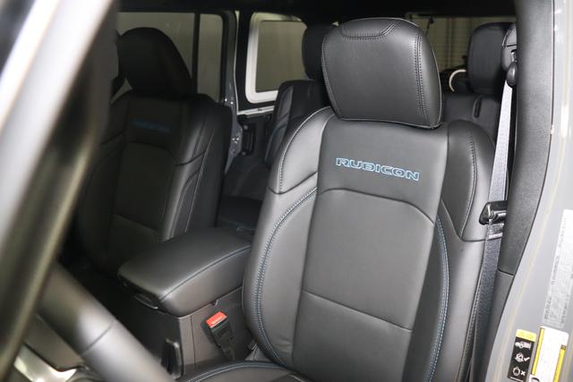 "2.0 4xe Rubicon Plug-In Hybrid 280 (380) 8-Stufen- Automatikgetriebe"PDN Sting Gray 1AL + 211 Leder schwarz "OZT+LMS Sicherheits-Paket 211+JPM Sitzbezüge in Leder² inklusive Sitzheizung vorn AAN Technologie-Paket AD6 LED Lightning Group mit LED-Hauptscheinwerfer, AHT/ ADH Lichtmaschine / Batterie mit erhöhter Kapazität (240 Ampere / 700 Ampere) AFB Dachhimmel mit zusätzlicher Geräuschdämmung LSB Alarmanlage CWA MOPAR® Allwetter-Fußmatten HT1 Freedom Hardtop XNY Integrierte Offroad-Kamera vorne RDG GLOBAL TELEMATICS BOX MODULE (TBM) AEN Dual Top in schwarz (Freedom® Hard Top in schwarz und Sunrider® Soft Top in schwarz) XC3 MOPAR® Haltegriffe Wrangler (Innenraum) RTR E Call SOS klic"