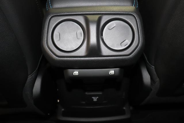"2.0 4xe Rubicon Plug-In Hybrid 280 (380) 8-Stufen- Automatikgetriebe"PDN Sting Gray 1AL + 211 Leder schwarz "OZT+LMS Sicherheits-Paket 211+JPM Sitzbezüge in Leder² inklusive Sitzheizung vorn AAN Technologie-Paket AD6 LED Lightning Group mit LED-Hauptscheinwerfer, AHT/ ADH Lichtmaschine / Batterie mit erhöhter Kapazität (240 Ampere / 700 Ampere) AFB Dachhimmel mit zusätzlicher Geräuschdämmung LSB Alarmanlage CWA MOPAR® Allwetter-Fußmatten HT1 Freedom Hardtop XNY Integrierte Offroad-Kamera vorne RDG GLOBAL TELEMATICS BOX MODULE (TBM) AEN Dual Top in schwarz (Freedom® Hard Top in schwarz und Sunrider® Soft Top in schwarz) XC3 MOPAR® Haltegriffe Wrangler (Innenraum) RTR E Call SOS klic"