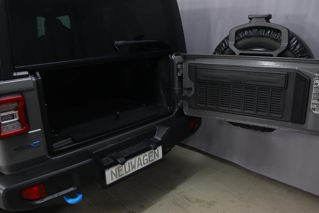 "2.0 4xe Rubicon Plug-In Hybrid 280 (380) 8-Stufen- Automatikgetriebe"PDN Sting Gray 1AL + 211 Leder schwarz "OZT+LMS Sicherheits-Paket 211+JPM Sitzbezüge in Leder² inklusive Sitzheizung vorn AAN Technologie-Paket AD6 LED Lightning Group mit LED-Hauptscheinwerfer, AHT/ ADH Lichtmaschine / Batterie mit erhöhter Kapazität (240 Ampere / 700 Ampere) AFB Dachhimmel mit zusätzlicher Geräuschdämmung LSB Alarmanlage CWA MOPAR® Allwetter-Fußmatten HT1 Freedom Hardtop XNY Integrierte Offroad-Kamera vorne RDG GLOBAL TELEMATICS BOX MODULE (TBM) AEN Dual Top in schwarz (Freedom® Hard Top in schwarz und Sunrider® Soft Top in schwarz) XC3 MOPAR® Haltegriffe Wrangler (Innenraum) RTR E Call SOS klic"