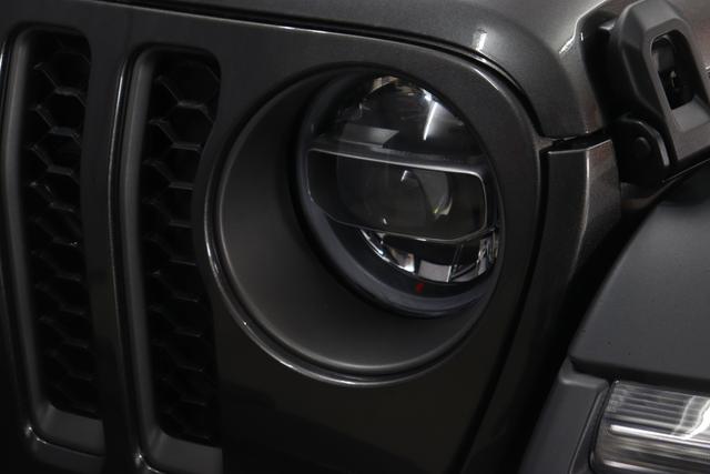"2.0 4xe Rubicon Plug-In Hybrid 280 (380) 8-Stufen- Automatikgetriebe"Granite Crystal Metallic PAU 5CD 1AL + 211 Leder schwarz "OZT+LMS Sicherheits-Paket 211+JPM Sitzbezüge in Leder² inklusive Sitzheizung vorn AAN Technologie-Paket AD6 LED Lightning Group mit LED-Hauptscheinwerfer, AHT/ ADH Lichtmaschine / Batterie mit erhöhter Kapazität (240 Ampere / 700 Ampere) AFB Dachhimmel mit zusätzlicher Geräuschdämmung LSB Alarmanlage CWA MOPAR® Allwetter-Fußmatten HT1 Freedom Hardtop XNY Integrierte Offroad-Kamera vorne RDG GLOBAL TELEMATICS BOX MODULE (TBM) AEN Dual Top in schwarz (Freedom® Hard Top in schwarz und Sunrider® Soft Top in schwarz) XC3 MOPAR® Haltegriffe Wrangler (Innenraum) RTR E Call SOS klic"