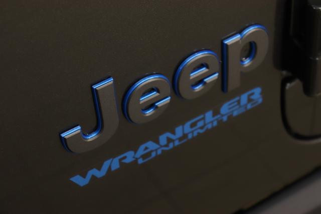 "2.0 4xe Rubicon Plug-In Hybrid 280 (380) 8-Stufen- Automatikgetriebe"Granite Crystal Metallic PAU 5CD 1AL + 211 Leder schwarz "OZT+LMS Sicherheits-Paket 211+JPM Sitzbezüge in Leder² inklusive Sitzheizung vorn AAN Technologie-Paket AD6 LED Lightning Group mit LED-Hauptscheinwerfer, AHT/ ADH Lichtmaschine / Batterie mit erhöhter Kapazität (240 Ampere / 700 Ampere) AFB Dachhimmel mit zusätzlicher Geräuschdämmung LSB Alarmanlage CWA MOPAR® Allwetter-Fußmatten HT1 Freedom Hardtop XNY Integrierte Offroad-Kamera vorne RDG GLOBAL TELEMATICS BOX MODULE (TBM) AEN Dual Top in schwarz (Freedom® Hard Top in schwarz und Sunrider® Soft Top in schwarz) XC3 MOPAR® Haltegriffe Wrangler (Innenraum) RTR E Call SOS klic"