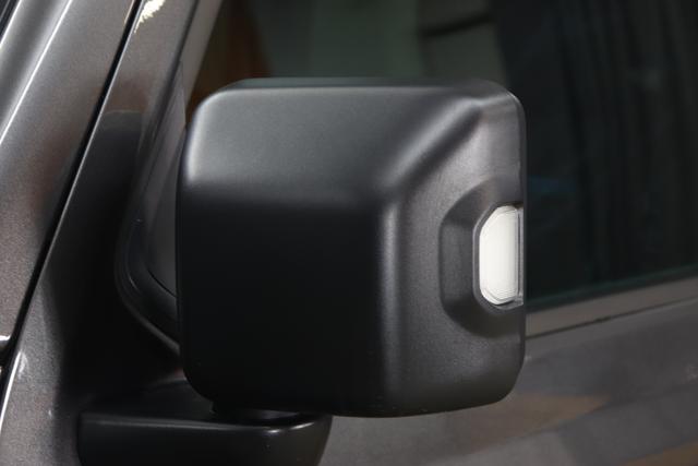 "2.0 4xe Rubicon Plug-In Hybrid 280 (380) 8-Stufen- Automatikgetriebe"Granite Crystal Metallic PAU 5CD 1AL + 211 Leder schwarz "OZT+LMS Sicherheits-Paket 211+JPM Sitzbezüge in Leder² inklusive Sitzheizung vorn AAN Technologie-Paket AD6 LED Lightning Group mit LED-Hauptscheinwerfer, AHT/ ADH Lichtmaschine / Batterie mit erhöhter Kapazität (240 Ampere / 700 Ampere) AFB Dachhimmel mit zusätzlicher Geräuschdämmung LSB Alarmanlage CWA MOPAR® Allwetter-Fußmatten HT1 Freedom Hardtop XNY Integrierte Offroad-Kamera vorne RDG GLOBAL TELEMATICS BOX MODULE (TBM) AEN Dual Top in schwarz (Freedom® Hard Top in schwarz und Sunrider® Soft Top in schwarz) XC3 MOPAR® Haltegriffe Wrangler (Innenraum) RTR E Call SOS klic"