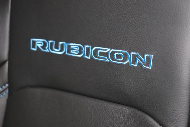 "2.0 4xe Rubicon Plug-In Hybrid 280 (380) 8-Stufen- Automatikgetriebe"Granite Crystal Metallic PAU 5CD 1AL + 211 Leder schwarz "OZT+LMS Sicherheits-Paket 211+JPM Sitzbezüge in Leder² inklusive Sitzheizung vorn AAN Technologie-Paket AD6 LED Lightning Group mit LED-Hauptscheinwerfer, AHT/ ADH Lichtmaschine / Batterie mit erhöhter Kapazität (240 Ampere / 700 Ampere) AFB Dachhimmel mit zusätzlicher Geräuschdämmung LSB Alarmanlage CWA MOPAR® Allwetter-Fußmatten HT1 Freedom Hardtop XNY Integrierte Offroad-Kamera vorne RDG GLOBAL TELEMATICS BOX MODULE (TBM) AEN Dual Top in schwarz (Freedom® Hard Top in schwarz und Sunrider® Soft Top in schwarz) XC3 MOPAR® Haltegriffe Wrangler (Innenraum) RTR E Call SOS klic"