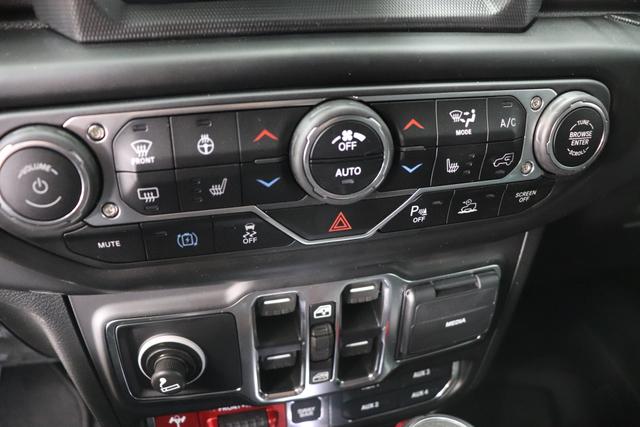 "2.0 4xe Rubicon Plug-In Hybrid 280 (380) 8-Stufen- Automatikgetriebe"Granite Crystal Metallic PAU 5CD 1AL + 211 Leder schwarz "OZT+LMS Sicherheits-Paket 211+JPM Sitzbezüge in Leder² inklusive Sitzheizung vorn AAN Technologie-Paket AD6 LED Lightning Group mit LED-Hauptscheinwerfer, AHT/ ADH Lichtmaschine / Batterie mit erhöhter Kapazität (240 Ampere / 700 Ampere) AFB Dachhimmel mit zusätzlicher Geräuschdämmung LSB Alarmanlage CWA MOPAR® Allwetter-Fußmatten HT1 Freedom Hardtop XNY Integrierte Offroad-Kamera vorne RDG GLOBAL TELEMATICS BOX MODULE (TBM) AEN Dual Top in schwarz (Freedom® Hard Top in schwarz und Sunrider® Soft Top in schwarz) XC3 MOPAR® Haltegriffe Wrangler (Innenraum) RTR E Call SOS klic"