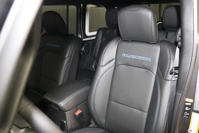 "2.0 4xe Rubicon Plug-In Hybrid 280 (380) 8-Stufen- Automatikgetriebe"Granite Crystal Metallic PAU 5CD 1AL + 211 Leder schwarz "OZT+LMS Sicherheits-Paket 211+JPM Sitzbezüge in Leder² inklusive Sitzheizung vorn AAN Technologie-Paket AD6 LED Lightning Group mit LED-Hauptscheinwerfer, AHT/ ADH Lichtmaschine / Batterie mit erhöhter Kapazität (240 Ampere / 700 Ampere) AFB Dachhimmel mit zusätzlicher Geräuschdämmung LSB Alarmanlage CWA MOPAR® Allwetter-Fußmatten HT1 Freedom Hardtop XNY Integrierte Offroad-Kamera vorne RDG GLOBAL TELEMATICS BOX MODULE (TBM) AEN Dual Top in schwarz (Freedom® Hard Top in schwarz und Sunrider® Soft Top in schwarz) XC3 MOPAR® Haltegriffe Wrangler (Innenraum) RTR E Call SOS klic"