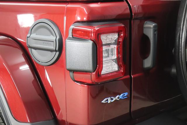 2.0 4xe Sahara Plug-In Hybrid 280 (380) 8-Stufen- Automatikgetriebe Snazzberry Leder Schwarz