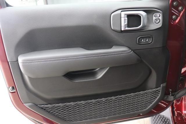 2.0 4xe Sahara Plug-In Hybrid 280 (380) 8-Stufen- Automatikgetriebe Snazzberry Leder Schwarz
