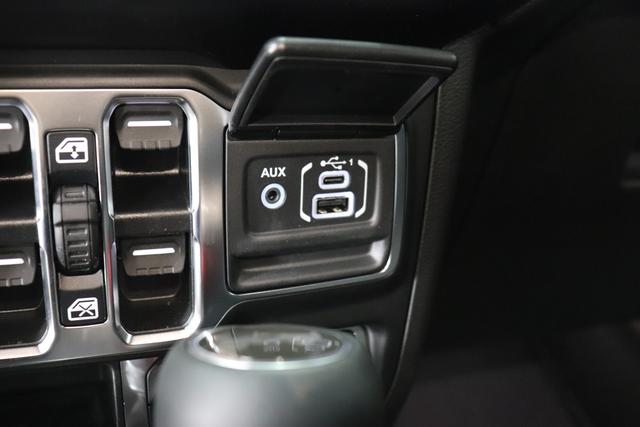 2.0 4xe Sahara Plug-In Hybrid 280 (380) 8-Stufen- Automatikgetriebe Snazzberry Leder Schwarz