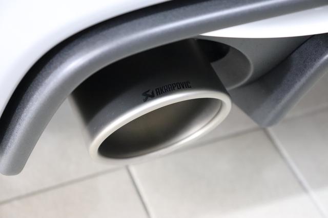 1506 695 Esseesse 1.4 T-Jet 132kW (180PS) 676 - Campovolo Grau 020 - Rennsport Schalensitze "Sabelt® Racing"Schwarz mit "One of 695" Stickung Grau