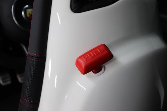 1506 695 Esseesse 1.4 T-Jet 132kW (180PS) 676 - Campovolo Grau 020 - Rennsport Schalensitze "Sabelt® Racing"Schwarz mit "One of 695" Stickung Grau