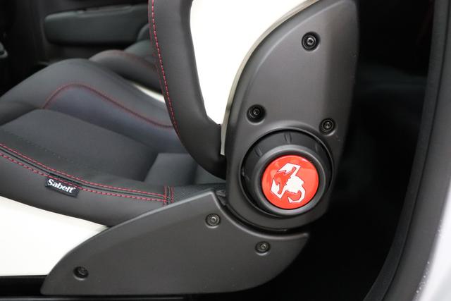 1506 695 Esseesse 1.4 T-Jet 132kW (180PS) 676 - Campovolo Grau 020 - Rennsport Schalensitze "Sabelt® Racing"Schwarz mit "One of 695" Stickung Grau