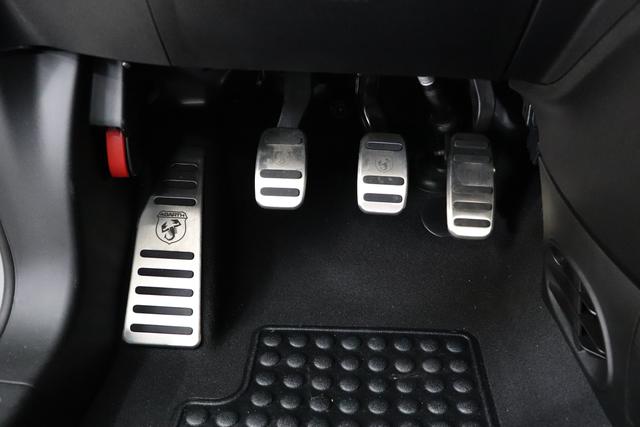 1506 695 Esseesse 1.4 T-Jet 132kW (180PS) 676 - Campovolo Grau 020 - Rennsport Schalensitze "Sabelt® Racing"Schwarz mit "One of 695" Stickung Grau