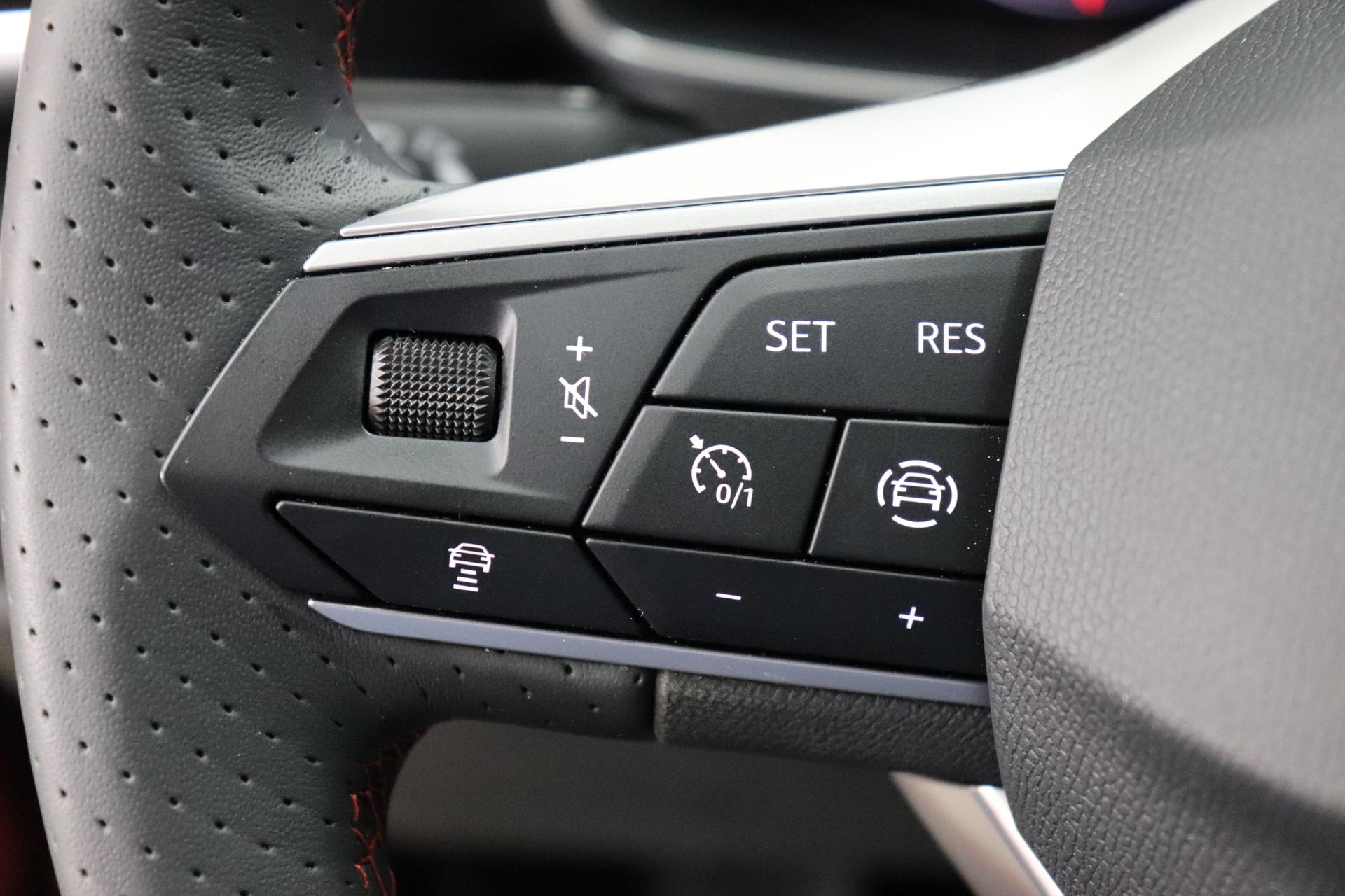 Seat Leon FR 1,5l 96 kW 131PS 16V TSI ACT Navigationssystem,  Rückfahrkamera, 3 Zonen Klimaautomatik, Adaptive Geschwindigkeitsregelung,  Spurhalteassistent, Sitzheizung, Lenkradheizung, 17Zoll Leichtmetallfelgen,  Apple CarPlay, Android Auto uvm