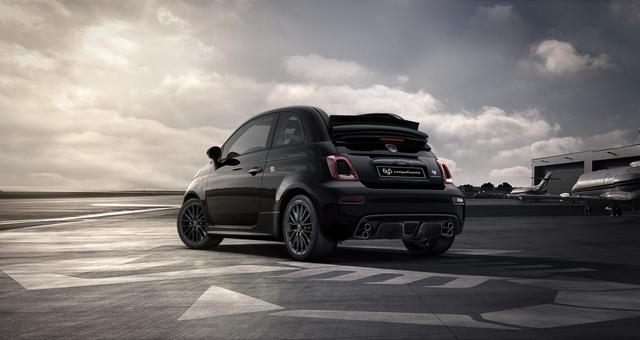 MY22 695C 1.4 T-Jet 132 kW (180 PS) 876 - Scorpione Schwarz 845 - Rennsport-Schalensitze “Sabelt® Racing mit Carbon-Sitzschale "3K8 Linea 695 Competizione 3L3 Design-Paket 3L4 Tech-Paket 499 Reifenreparaturset - Kit ""fix&go"" 4BZ Black-Packet 5CE Scorpione Schwarz 665 Raucher-Paket 8F6, 925 Windschott 9SV Gutschrift Mopar Bmc Sportluftfilter Und Tankdeckel Aus Alum"