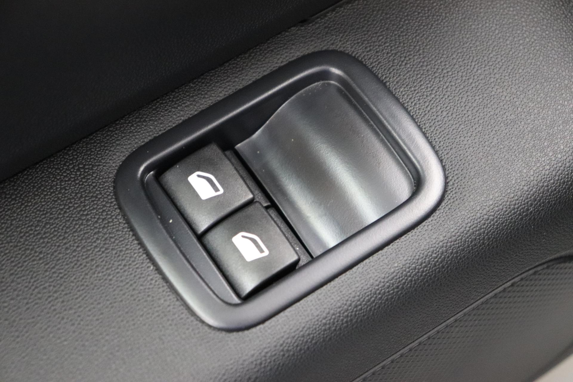 Citroën C3 FEEL PACK 1,2 8V Radio mit 7-HD-Touchscreen, USB, Tempomat,  Nebelscheinwerfer, Außenspiegel elektrisch verstellbar, Klimaautomatik,  Apple Carplay / Android Auto, 16 Zoll Felgen uvm.