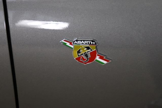 595 & 695 MY22 695 Tributo 131 Rally 1.4 T-Jet 132 kW (180 PS) 695 - Record Grau 148 - Rennsport-Schalensitze "Sabelt® Racing" Stoff/Kunstleder Schwarz mit blauen Einsätzen