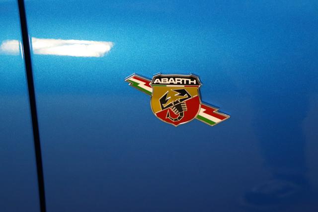 595 & 695 MY22 695 Tributo 131 Rally 1.4 T-Jet 132 kW (180 PS) Automatik 477 - Rally Blau / Dach Schwarz 148 - Rennsport-Schalensitze "Sabelt® Racing" Stoff/Kunstleder Schwarz mit blauen Einsätzen