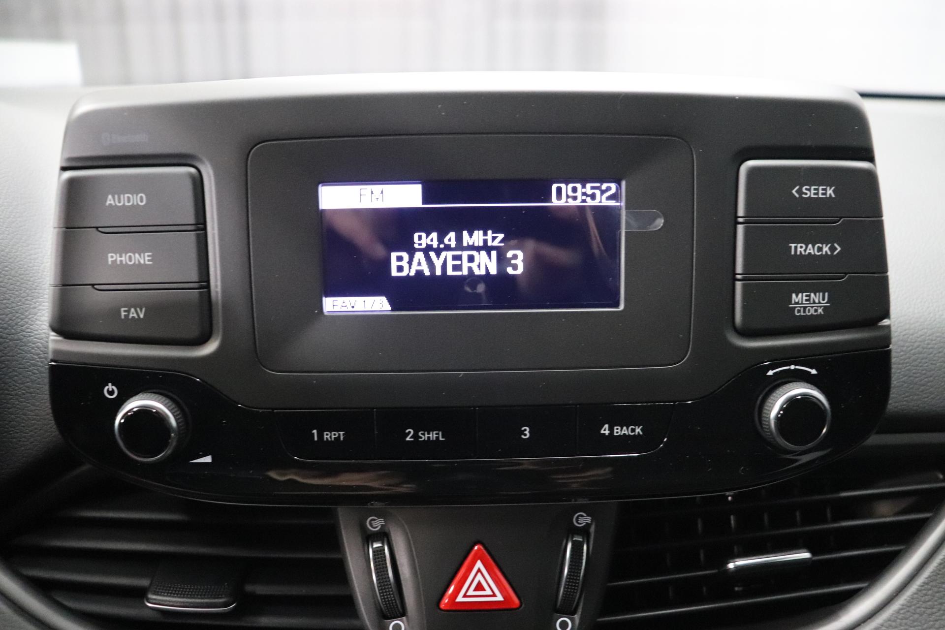Hyundai i30 Comfort 1.5l 81kW Klimaanlage, Sitzheizung, LED-Tagfahrlicht,  Spurhalteassistent, Berganfahrhilfe (HAC), Bluetooth-Einheit,  Zentralverriegelung mit Funkfernbedienung, Fensterheber 4-fach elektrisch  Neuwagen mit Rabatt