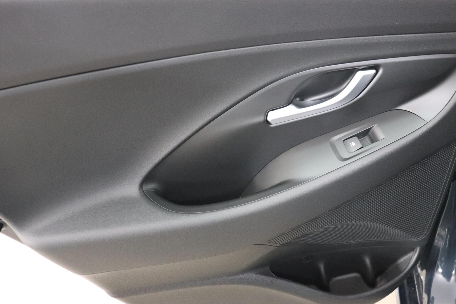 Hyundai i30 Comfort 1.5l 81kW Klimaanlage, Sitzheizung, LED-Tagfahrlicht,  Spurhalteassistent, Berganfahrhilfe (HAC), Bluetooth-Einheit,  Zentralverriegelung mit Funkfernbedienung, Fensterheber 4-fach elektrisch, EU-Neuwagen & Reimporte