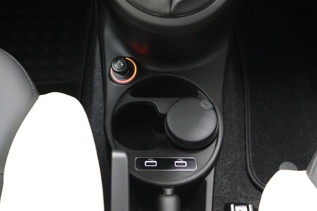 Fiat 500C Dolcevita 1.0 GSE Hybrid 51kW 69PS 876 Vesuvio Schwarz 839