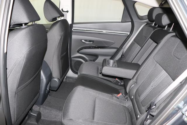 Hyundai Tucson 1.6 T-GDI 7DCT 48V 2WD Family MY22 110kW Dark Knight Sitzpolsterung in Stoff Schwarz