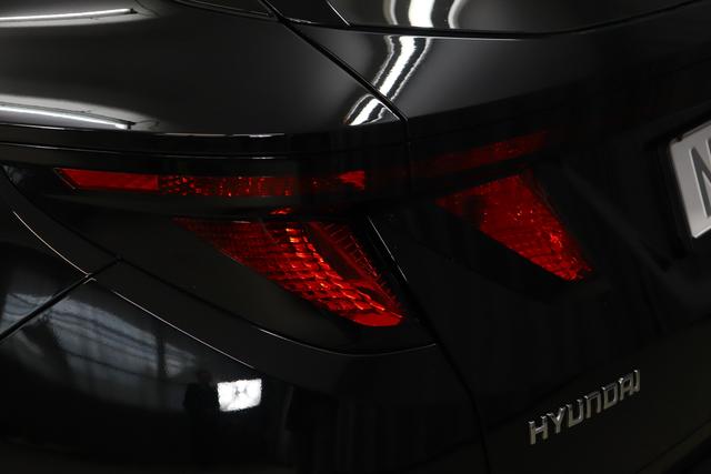 Hyundai Tucson 1.6 T-GDI 7DCT 48V 2WD Family MY22 110kW Phantom Black Sitzpolsterung in Stoff Schwarz