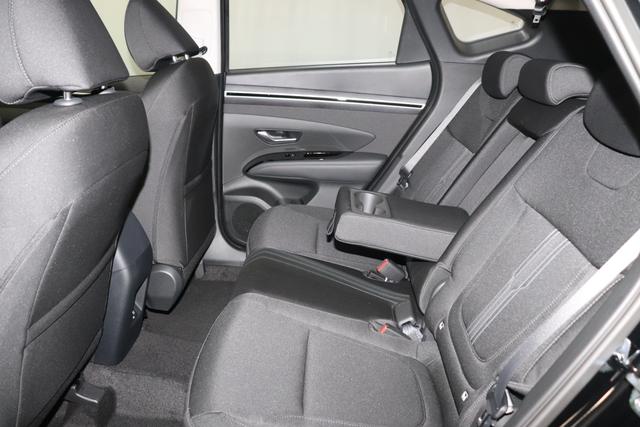Hyundai Tucson 1.6 T-GDI 7DCT 48V 2WD Family MY22 110kW Phantom Black Sitzpolsterung in Stoff Schwarz