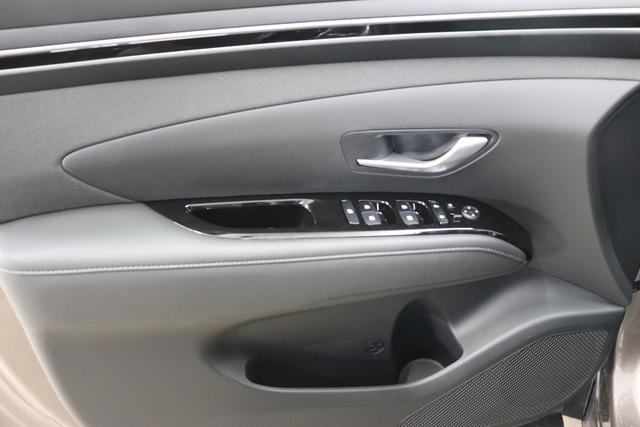 Hyundai Tucson 1.6 T-GDI 7DCT 48V 2WD Family MY22 110kW Silky Bronze Sitzpolsterung in Stoff Schwarz