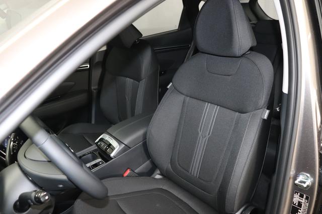 Hyundai Tucson 1.6 T-GDI 7DCT 48V 2WD Family MY22 110kW Silky Bronze Sitzpolsterung in Stoff Schwarz