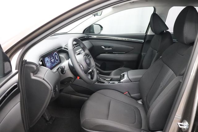 Hyundai Tucson 1.6 T-GDI 7DCT 48V 2WD Family MY22 110kW Silky Bronze Sitzpolsterung in Stoff Schwarz