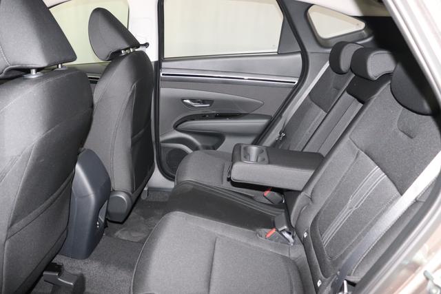 Hyundai Tucson 1.6 T-GDI 7DCT 48V 2WD Family MY22 110kW Silky Bronze Sitzpolsterung in Stoff Schwarz