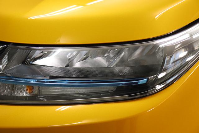 Suzuki Vitara GLX 1.4 Boosterjet 96kW Allgrip 4WDSolar Yellow Pearl Metallic / Cosmic Black Pearl Metallic Polsterung SUZUKI-TEX Mikrofaserstoff