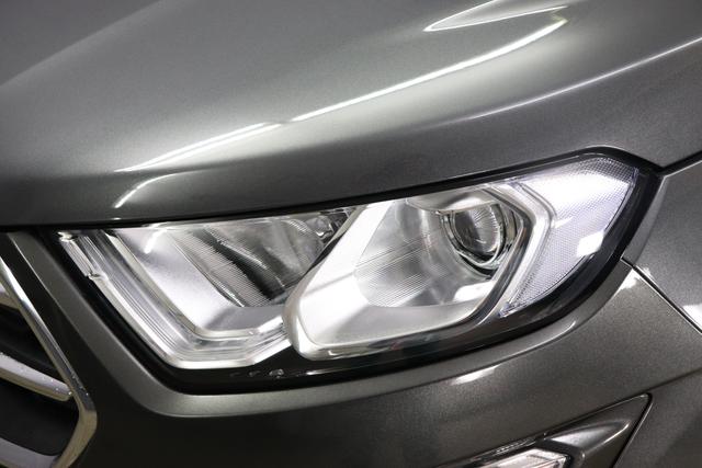 Ford Eco Sport Titanium1.0 125PS Magnetic Grau Sitzbezug / Polsterung: Teilleder schwarz "Winterpaket Navigationssystem dunkle Scheiben hinten Dachreling Reserverad LED-Scheinwerfer Anschlussgarantie, Laufzeit 3 Jahre im Anschluss an die Herstellergarantie. maximale Gesamtlaufleistung 100 000 km"