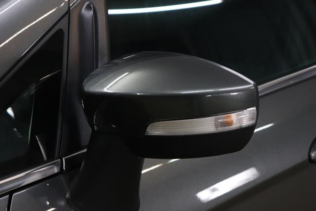 Ford Eco Sport Titanium1.0 125PS Magnetic Grau Sitzbezug / Polsterung: Teilleder schwarz "Winterpaket Navigationssystem dunkle Scheiben hinten Dachreling Reserverad LED-Scheinwerfer Anschlussgarantie, Laufzeit 3 Jahre im Anschluss an die Herstellergarantie. maximale Gesamtlaufleistung 100 000 km"