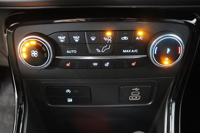 Ford Eco Sport Titanium1.0 125PS Magnetic Grau Sitzbezug / Polsterung: Teilleder schwarz "Winterpaket Navigationssystem dunkle Scheiben hinten Dachreling Reserverad LED-Scheinwerfer Anschlussgarantie, Laufzeit 3 Jahre im Anschluss an die Herstellergarantie. maximale Gesamtlaufleistung 100 000 km"