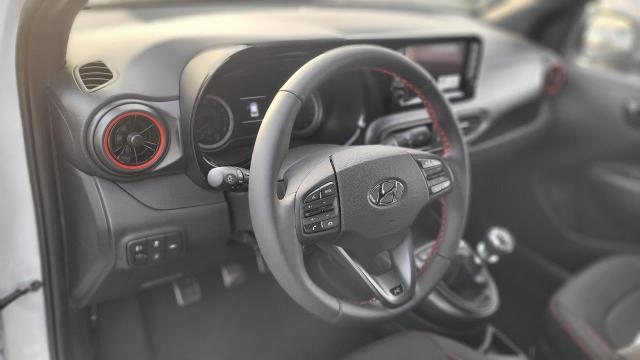 Hyundai i10 N Line 1.0 T-GD, Sportsitze, Navigationssystem mit 8 Zoll Farbdisplay, beheizbares Lederlenkrad, Sitzheizung vorne, LED-Heckleuchten, 16 Leichtmetallfelgen im Design, Privacy Glass, Metallpedale uvm 