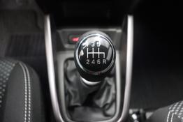 Suzuki Vitara 1.4 Hybrid 2WD 129PS ComfortAtlantis Türkis Pearl Metallic	Stoff	