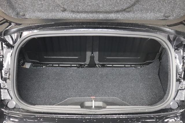 MY22 595C 1.4 T-Jet 121 kW (165 PS) 876 Scorpione Schwarz 557