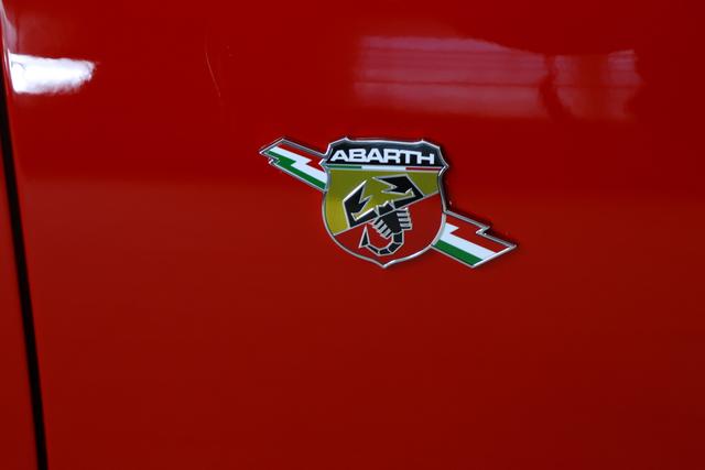 595C Turismo MY22 1.4 T-Jet 121kW (165 PS)111 - Passione Rot 379 - Integral-Sportsitze Stoff Schwarz / Verdeck Schwarz "3L2 Linea F595 3L4 Tech-Paket 40L, 499 Reifenreparaturset Kit ""Fix&Go"" 5CJ Passione Rot 8F6, 925 Windschott 9SV Gutschrift Bmc Sportluftfilter Und Tankdeckel Aus Aluminium"