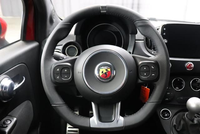 595C Turismo MY22 1.4 T-Jet 121kW (165 PS)111 - Passione Rot 379 - Integral-Sportsitze Stoff Schwarz / Verdeck Schwarz "3L2 Linea F595 3L4 Tech-Paket 40L, 499 Reifenreparaturset Kit ""Fix&Go"" 5CJ Passione Rot 8F6, 925 Windschott 9SV Gutschrift Bmc Sportluftfilter Und Tankdeckel Aus Aluminium"