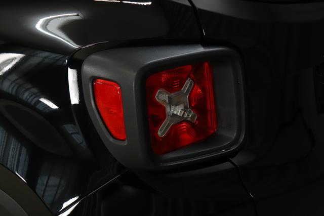 Jeep Renegade 1.6 Multijet 16V Longitude Diesel 1598 96 kW601 - Solid Black Stoff schwarz "8F6 Reifen-Reparatur-Set (Kit Fix&Go) Business-Paket Longitude 070 Stark abgedunkelte Heckscheibe und Seitenscheiben hinten Solid Black"