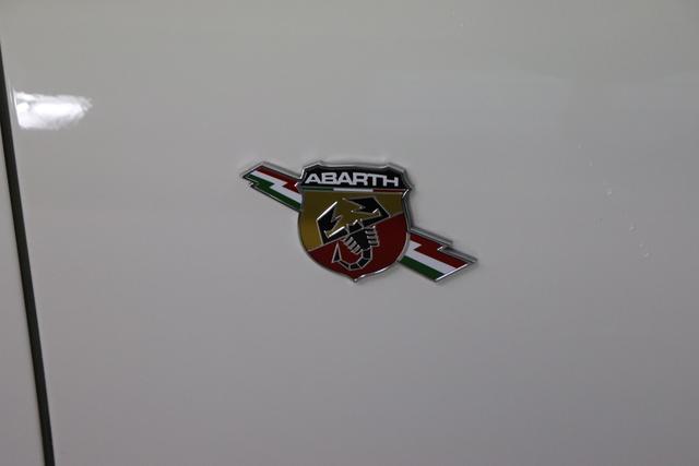 595C Turismo MY22 1.4 T-Jet 121kW (165 PS)268 - Gara Weiß 379- Integral-Sportsitze Stoff Schwarz/Verdeck Schwarz "3L2 Linea F595 3L4 Tech Paket 499 Reifenreparaturset Kit ""Fix&Go"" 5CA Gara Weiß 925 Windschott 9SV"