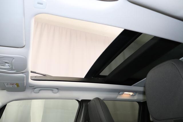 Jeep Renegade 1.5 T4 DCT7 e-Hybrid Limited 1469 96 kW601 - Solid Black 020 Stoff Schwarz "Navigationssystem 2T2 Funktions-Paket CommandView® Panorama-Glasschiebedach 7KS Winter-Paket UGM Uconnect Smartouch 8.4 mit 8,4""-Touchscreen, Navigationssystem, Bluetooth, AUX-IN-und USB sowie DAB, Apple CarPlay&Android Auto und LIVE Services 070 Seitenscheiben hinten und Heckscheibe verdunkelt 5CK Solid Black"