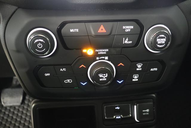 Jeep Renegade 1.5 T4 DCT7 e-Hybrid Limited 1469 96 kW601 - Solid Black 020 Stoff Schwarz "Navigationssystem 2T2 Funktions-Paket CommandView® Panorama-Glasschiebedach 7KS Winter-Paket UGM Uconnect Smartouch 8.4 mit 8,4""-Touchscreen, Navigationssystem, Bluetooth, AUX-IN-und USB sowie DAB, Apple CarPlay&Android Auto und LIVE Services 070 Seitenscheiben hinten und Heckscheibe verdunkelt 5CK Solid Black"