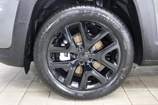 Jeep Renegade 1.5 T4 DCT7 e-Hybrid Limited 1469 96 kW503 Sting Grey Leder Schwarz "Navigationssystem 01K Design-Paket Black Pack 2XL Leder-Paket 2T2 Funktions-Paket 7KS Winter-Paket UGM Uconnect Smartouch 8.4 mit 8,4""-Touchscreen, Navigationssystem, Bluetooth, AUX-IN-und USB sowie DAB, Apple CarPlay&Android Auto und LIVE Services 070 Seitenscheiben hinten und Heckscheibe verdunkelt 108 18""-Leichtmetallfelgen, schwarz glänzend 503 Sting Grey"