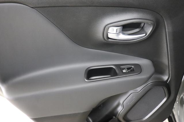 Jeep Renegade 1.5 T4 DCT7 e-Hybrid Limited 1469 96 kW503 Sting Grey Leder Schwarz "Navigationssystem 01K Design-Paket Black Pack 2XL Leder-Paket 2T2 Funktions-Paket 7KS Winter-Paket UGM Uconnect Smartouch 8.4 mit 8,4""-Touchscreen, Navigationssystem, Bluetooth, AUX-IN-und USB sowie DAB, Apple CarPlay&Android Auto und LIVE Services 070 Seitenscheiben hinten und Heckscheibe verdunkelt 108 18""-Leichtmetallfelgen, schwarz glänzend 503 Sting Grey"