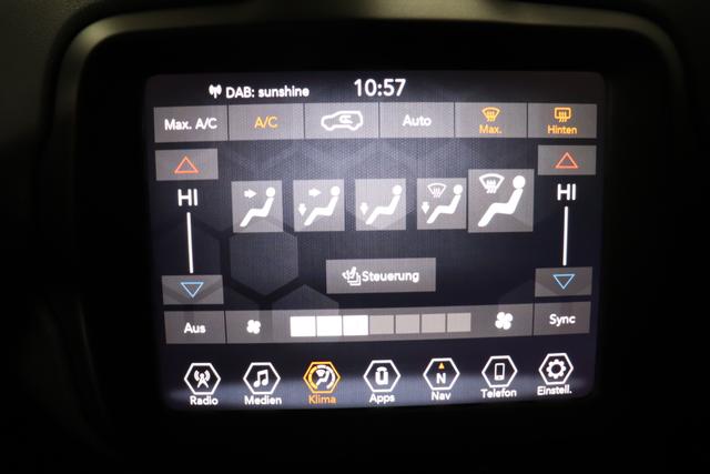 Jeep Renegade 1.6 Multijet 16v Limited 1598 96kW 130MT FWD601 - Solid Black 020 Stoff schwarz "5CK Solid Black Uconnect VP2 Multimedia mit 8.4"" Display mit MultitouchFunktion (Bluetooth®, 2x USB, Apple CarPlay/ Android Auto uvm.) inkl. GPS Navigationssystem 8F6 Reifen-Reparatur-Set (Kit Fix&Go) 2T2 Funktions-Paket CommandView® Panorama-Glasschiebedach Winter-Paket 070 Stark abgedunkelte Heckscheibe und Seitenscheiben hinten hat Rückfahrkamera, Sitzheizung, "