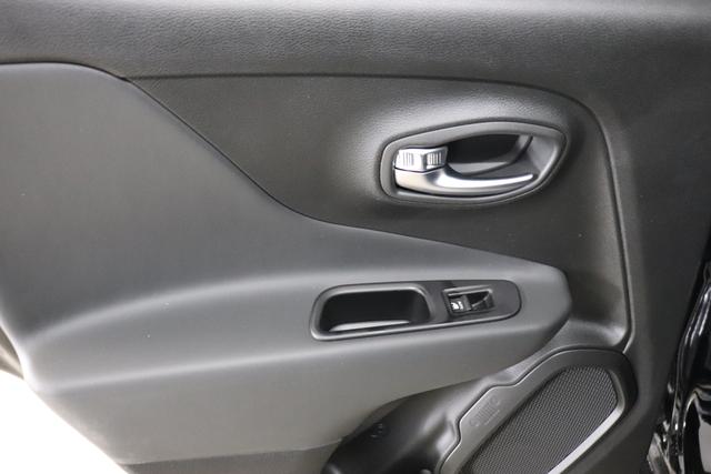 Jeep Renegade 1.6 Multijet 16v Limited 1598 96kW 130MT FWD601 - Solid Black 020 Stoff schwarz "5CK Solid Black Uconnect VP2 Multimedia mit 8.4"" Display mit MultitouchFunktion (Bluetooth®, 2x USB, Apple CarPlay/ Android Auto uvm.) inkl. GPS Navigationssystem 8F6 Reifen-Reparatur-Set (Kit Fix&Go) 2T2 Funktions-Paket CommandView® Panorama-Glasschiebedach Winter-Paket 070 Stark abgedunkelte Heckscheibe und Seitenscheiben hinten hat Rückfahrkamera, Sitzheizung, "